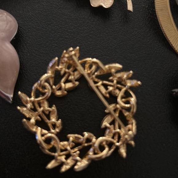 Vintage gold tone brooch - Picture 2 of 2